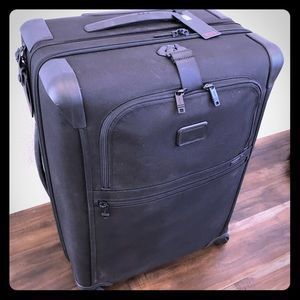 Tumi Alpha 2 26” Suit Case - 4 wheeled roller